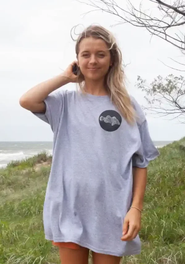 aus wild grey shirt girl on beach